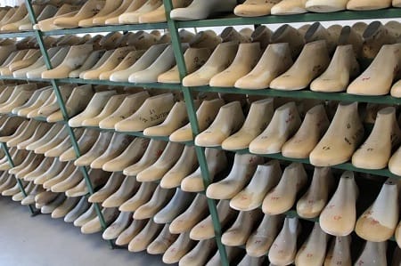 Scaffalatura della bottega con centinaia di forme in legno, fila su fila