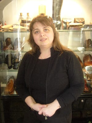 L'artigiana al lavoro nella bottega di Brescia