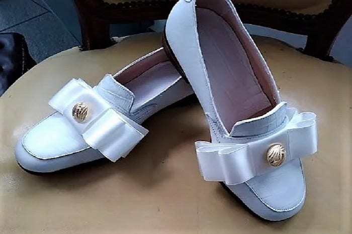 Mocassino con fiocco e fermaglio in pelle di vitellino, Donna